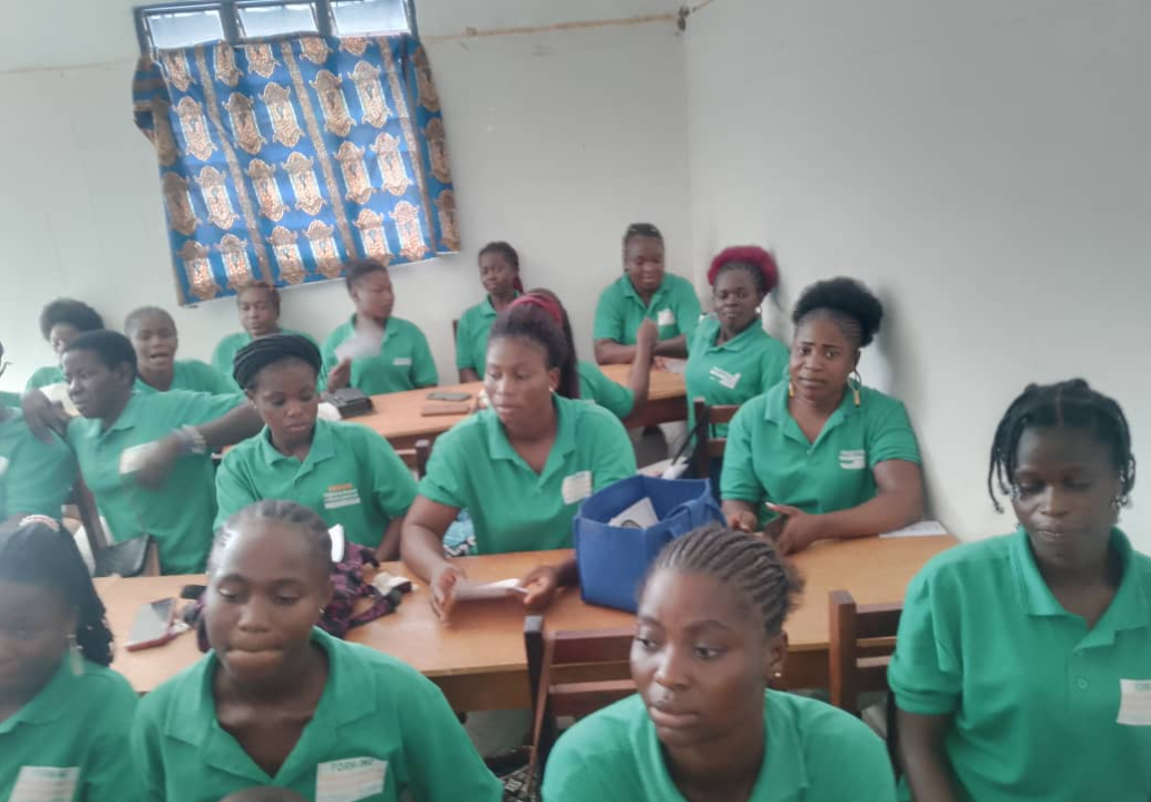 Promotion d'apprenantes en salle de cours à Daloa